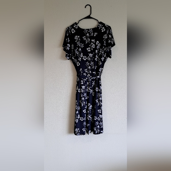 41 Hawthorn Navy Floral Short Flutter Sleeve Dress size 1X V Neck - Picture 5 of 8